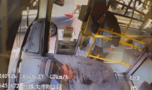 女童单独乘车坐过站，公交司机的举动很暖~